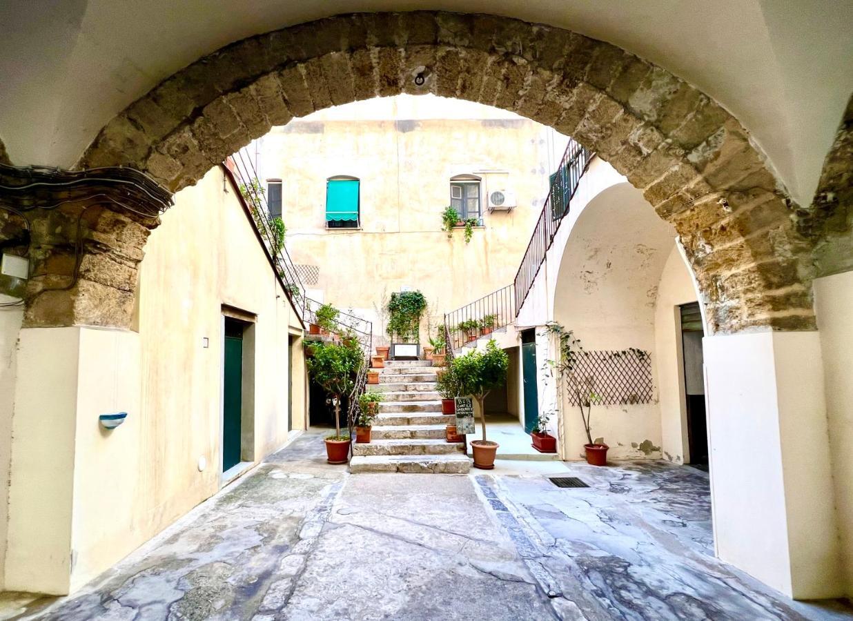 Cortile Umberto I Bed & Breakfast Чефалу Екстериор снимка