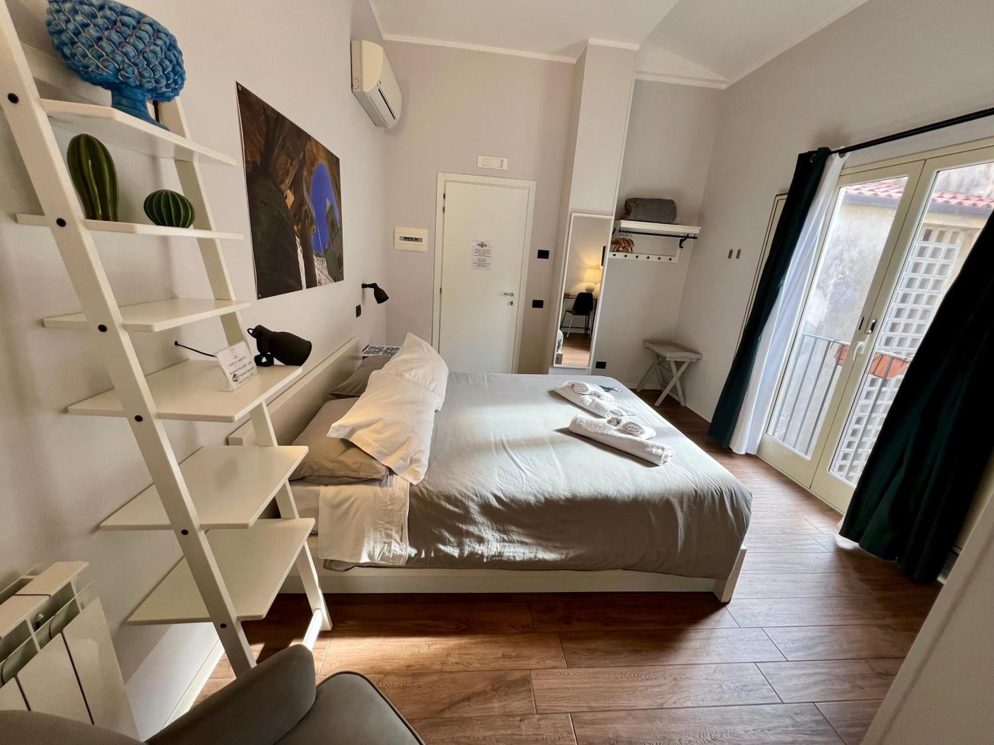 Cortile Umberto I Bed & Breakfast Чефалу Екстериор снимка